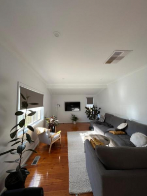 North Central Spacious Charmer - Walk to GV Health Shepparton
